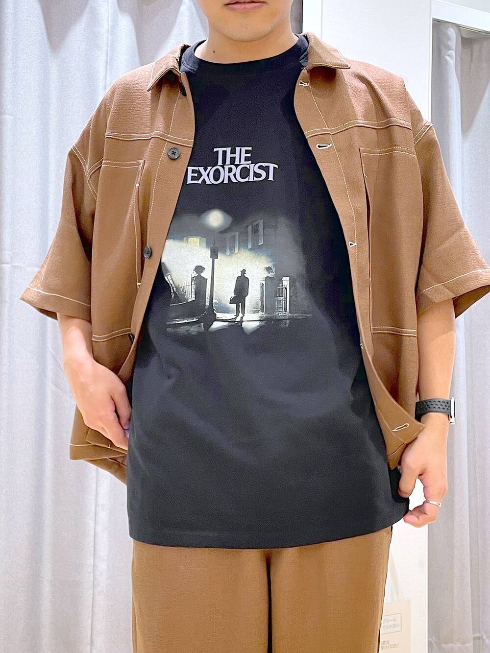ブラウン系のシャツ/ブラウス、ブラウン系のその他パンツ、ブラック系のTシャツ/カットソーを着用したメンズの夏コーディネートの2枚目の写真
