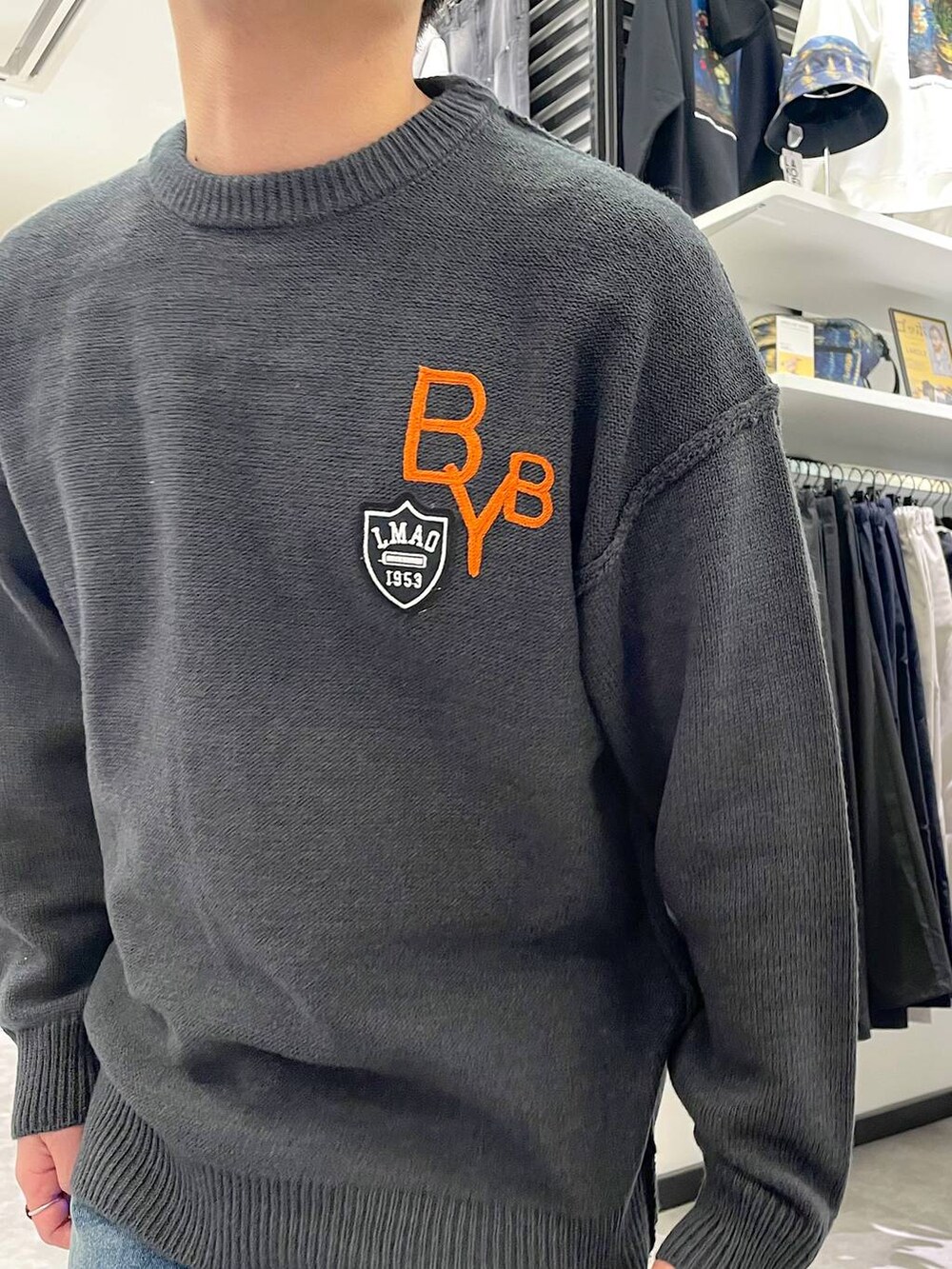 ブルー系のデニムパンツ、グレー系のニット/セーターを着用したメンズの冬コーディネートの5枚目の写真