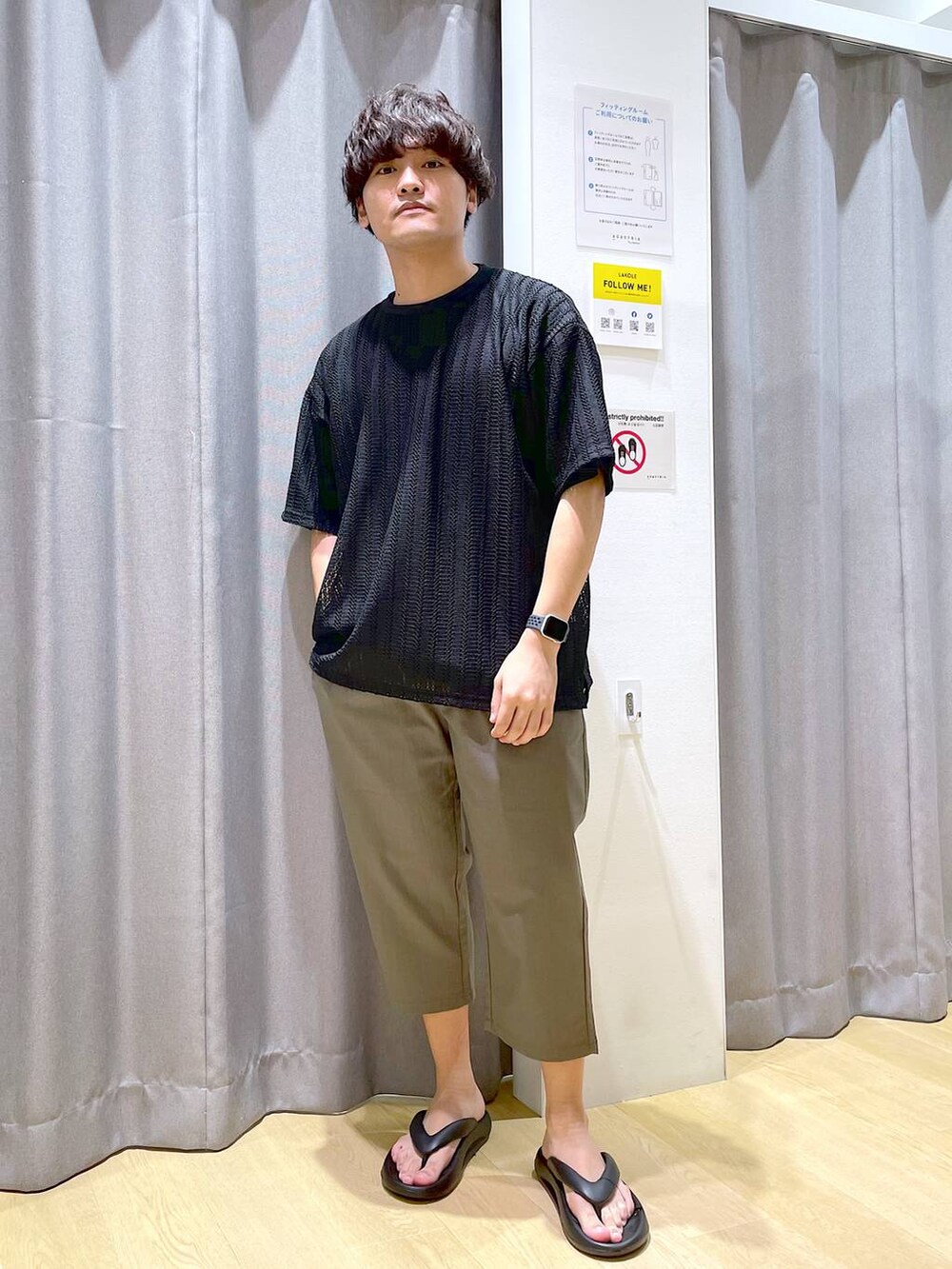 ブラック系のサンダル、ブラック系のTシャツ/カットソー、グレー系のショルダーバッグを着用したメンズの夏コーディネートの2枚目の写真