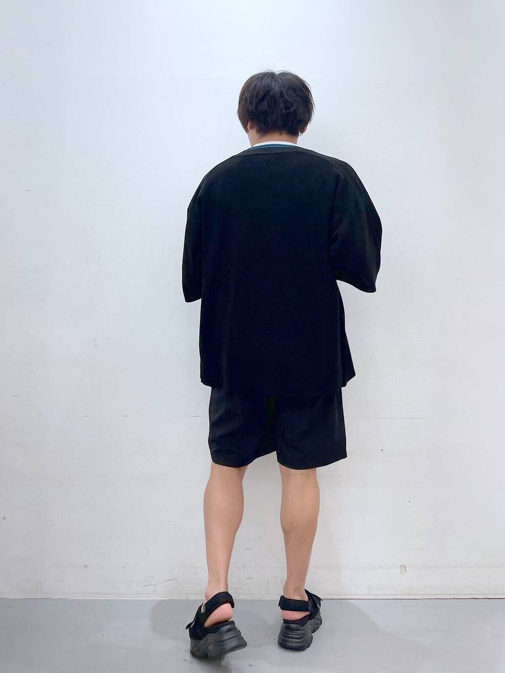 ブラック系のその他パンツ、ブラック系のサンダル、グリーン系のTシャツ/カットソーを着用したメンズの夏コーディネートの3枚目の写真