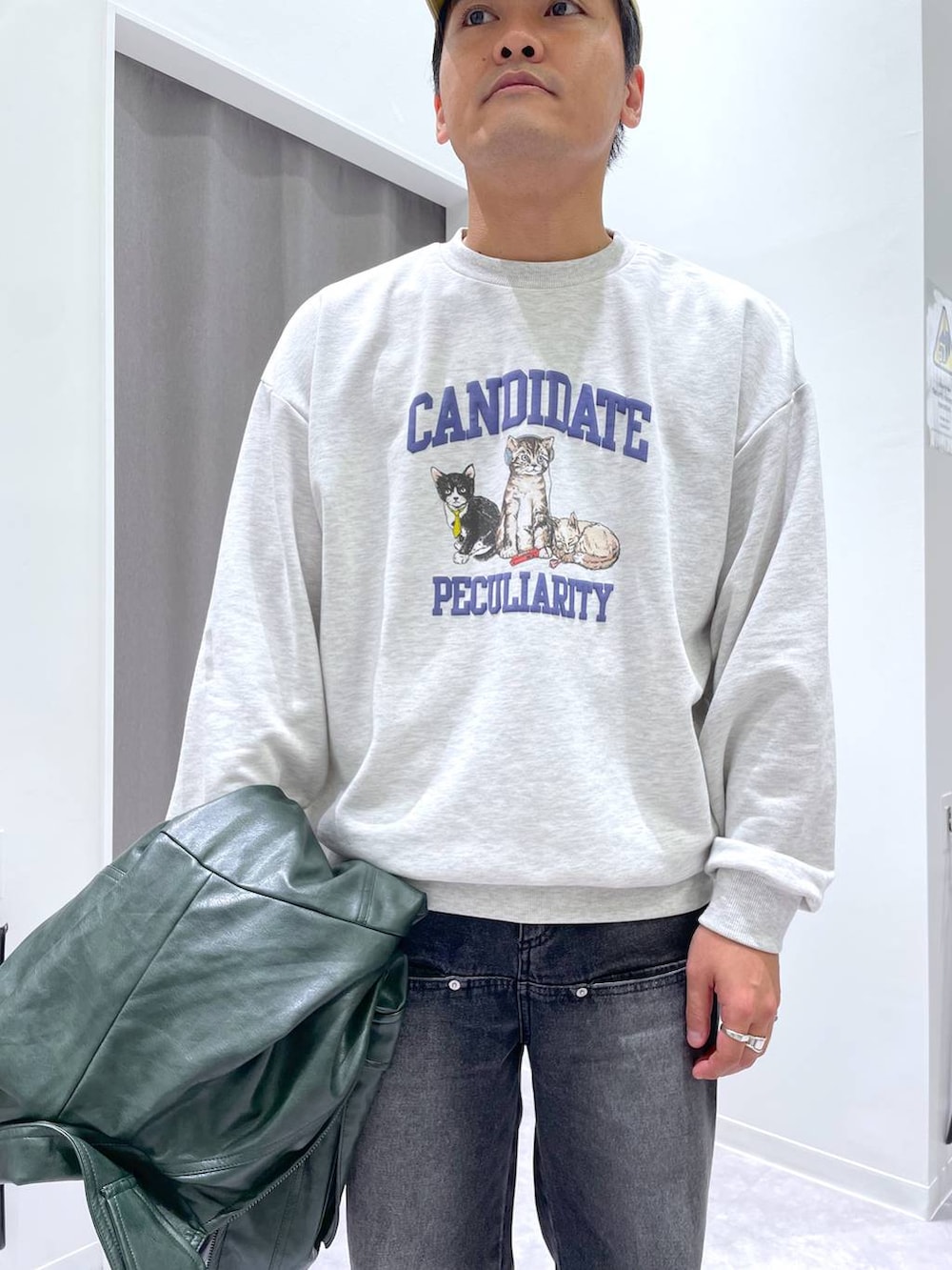 ブラック系のデニムパンツ、グレー系のスウェット、グリーン系のブルゾンを着用したメンズの秋コーディネートの7枚目の写真