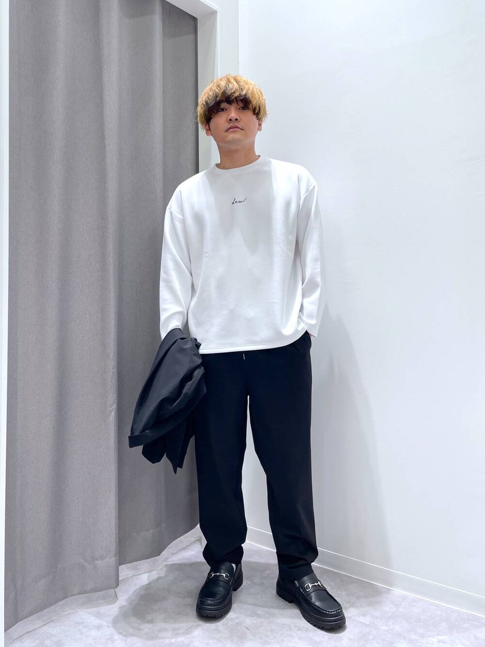 「ゆったり、ワントーン、LAKOLE、きれいめ、きれいめカジュアル」｜「LAKOLEのライトダンボールロゴ長袖T / 143056（Tシャツ/カットソー、ホワイト系）」を使った、むーやんさん（メンズ・169cm）の春コーディネートの2枚目の写真