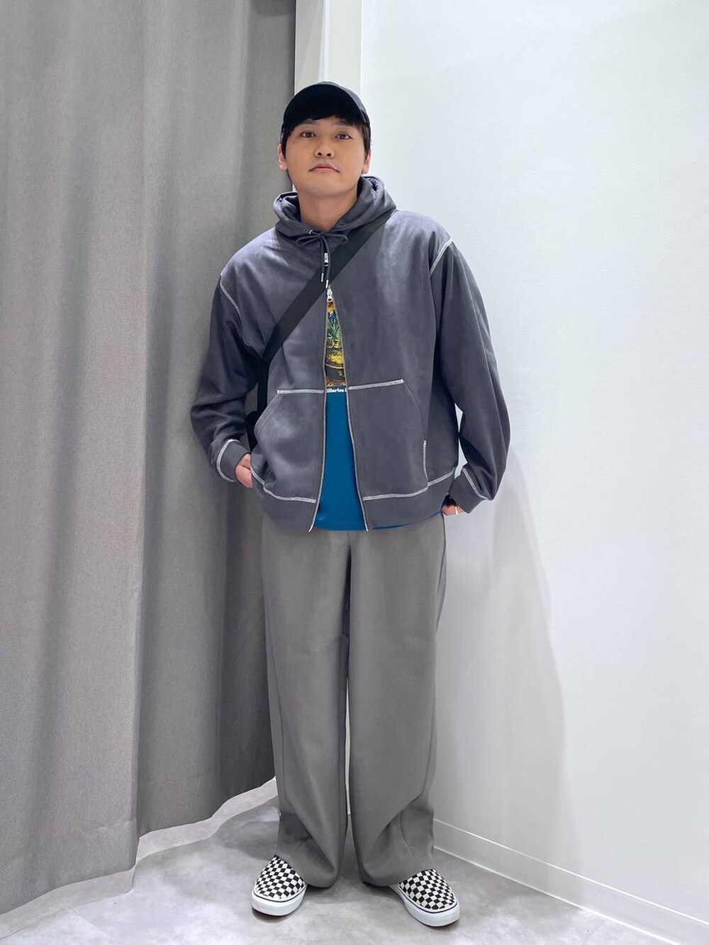 ブラック系のショルダーバッグ、グレー系のパーカー、ブルー系のTシャツ/カットソーを着用したメンズの秋コーディネートの5枚目の写真