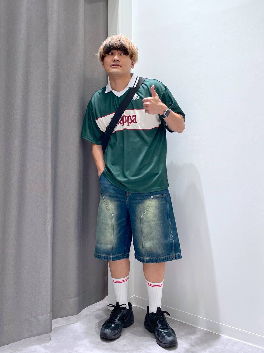 ブルー系のデニムパンツを着用したメンズの夏コーディネートの9枚目の写真