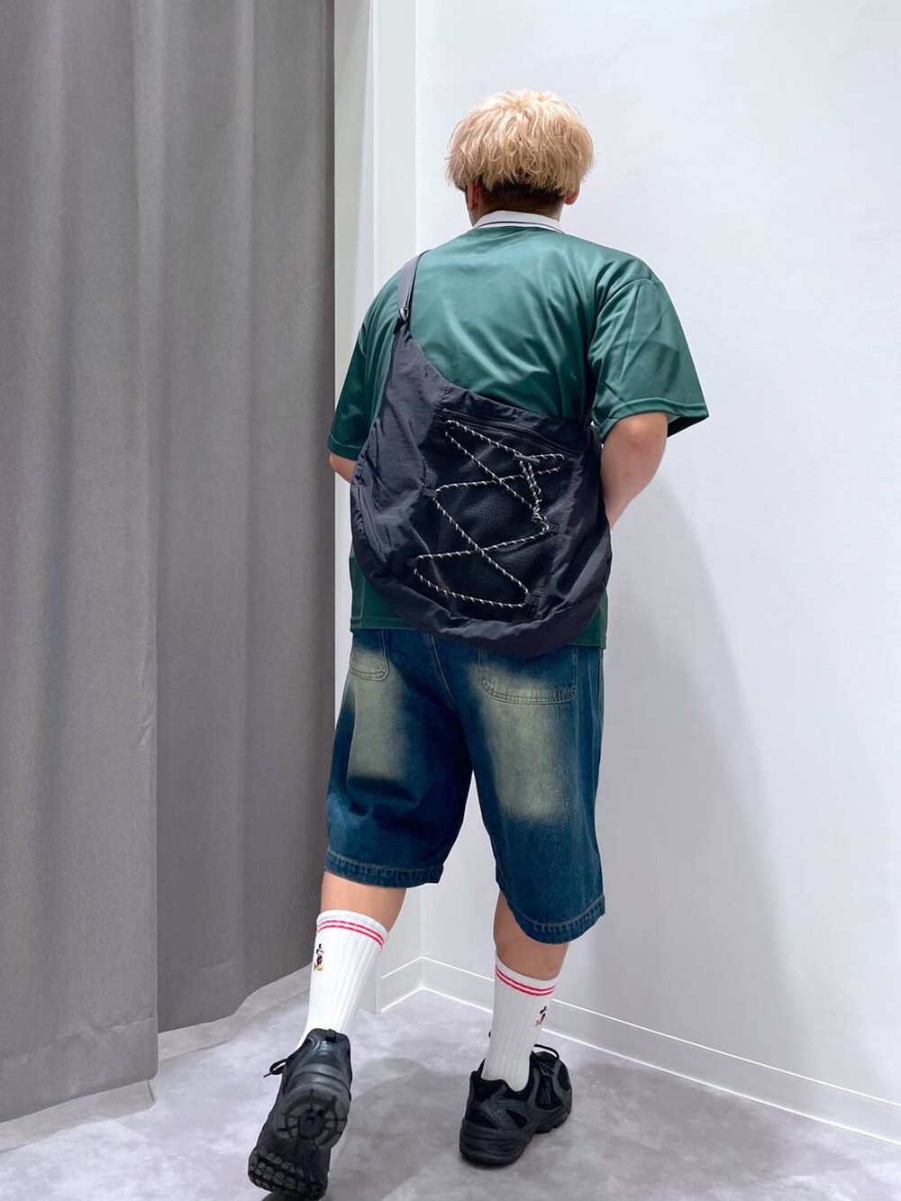 ブルー系のデニムパンツを着用したメンズの夏コーディネートの2枚目の写真