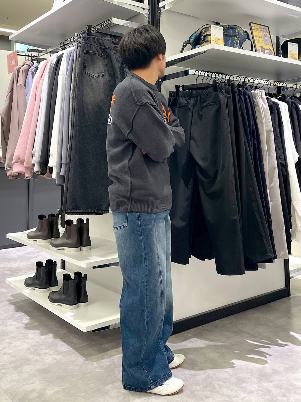 ブルー系のデニムパンツ、グレー系のニット/セーターを着用したメンズの冬コーディネートの2枚目の写真