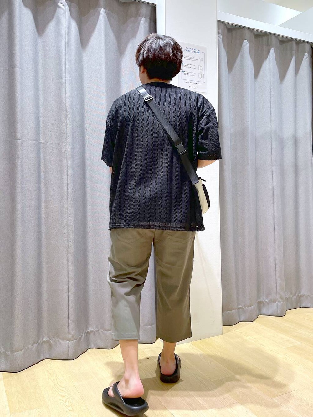 ブラック系のサンダル、ブラック系のTシャツ/カットソー、グレー系のショルダーバッグを着用したメンズの夏コーディネートの3枚目の写真