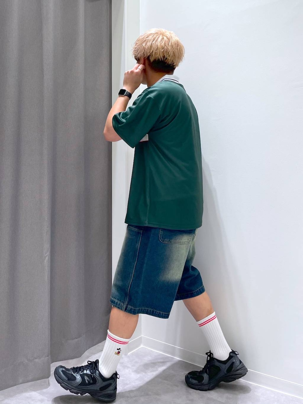 ブルー系のデニムパンツを着用したメンズの夏コーディネートの5枚目の写真