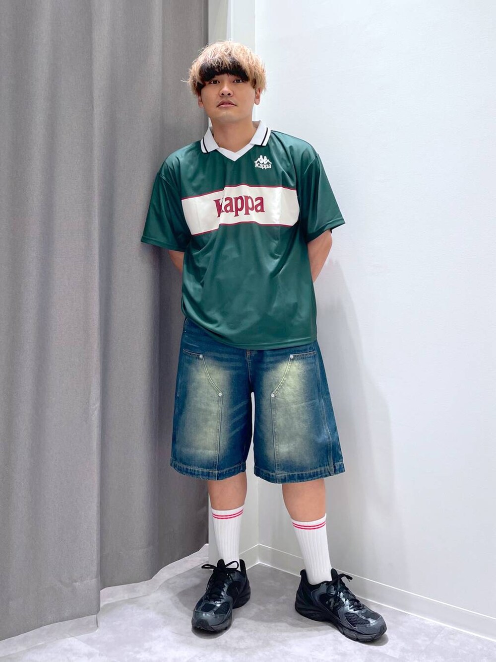 ブルー系のデニムパンツを着用したメンズの夏コーディネートの3枚目の写真