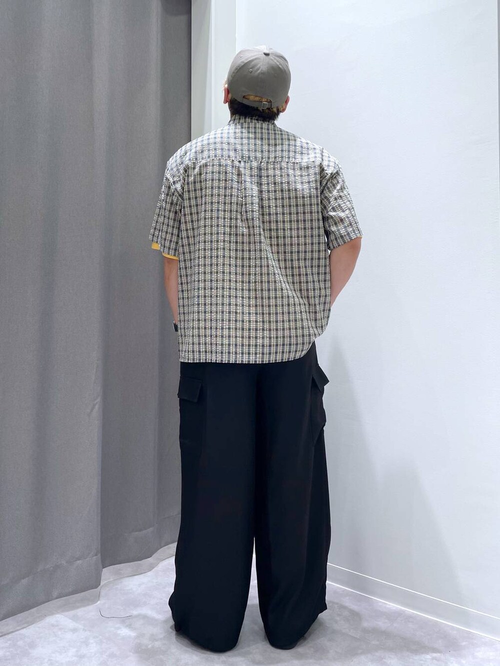 「ゆったり、ストリート、カジュアル、LAKOLE、シャツ、Tシャツ、ワイドパンツ、おでかけ、キャップ、旅行、夏コーデ」｜「LAKOLEのモチーフ刺繍キャップ / 291823（キャップ、グレー系）」を使った、むーやんさん（メンズ・169cm）の春コーディネートの5枚目の写真