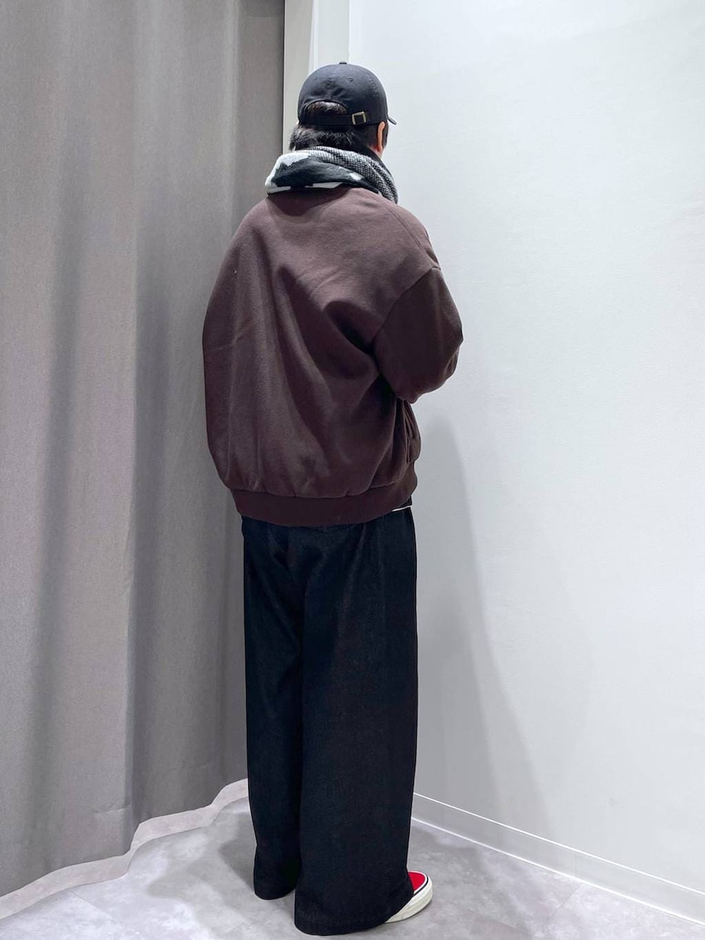 ブラウン系のブルゾン、ブラック系のデニムパンツ、ブラック系のニット/セーターを着用したメンズの秋コーディネートの3枚目の写真