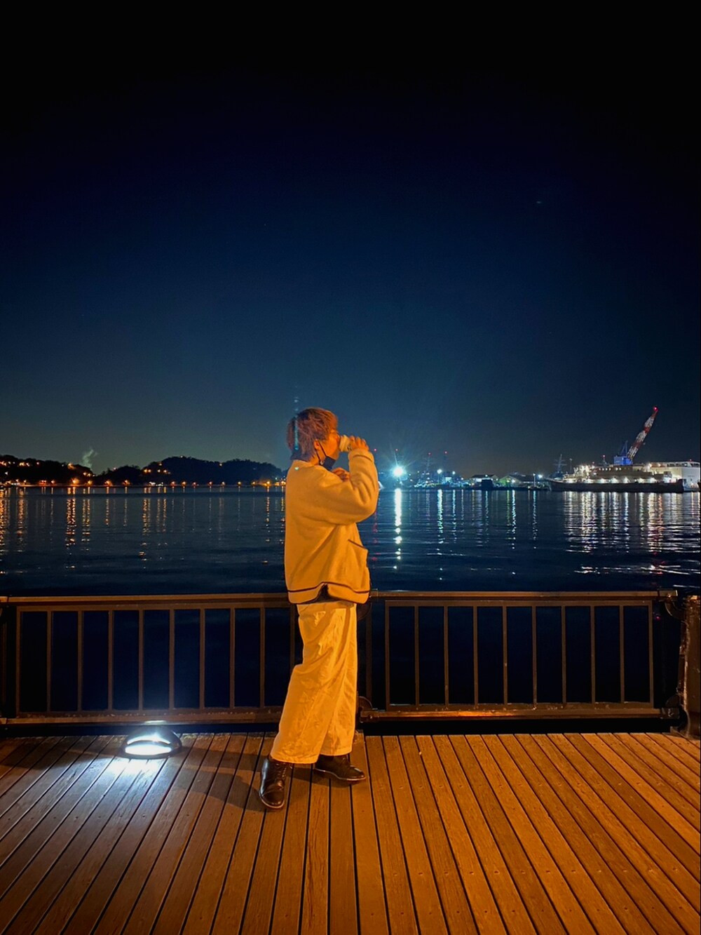 ホワイト系のその他パンツ、ホワイト系のブルゾン、グレー系のスウェットを着用したメンズの冬コーディネートの2枚目の写真