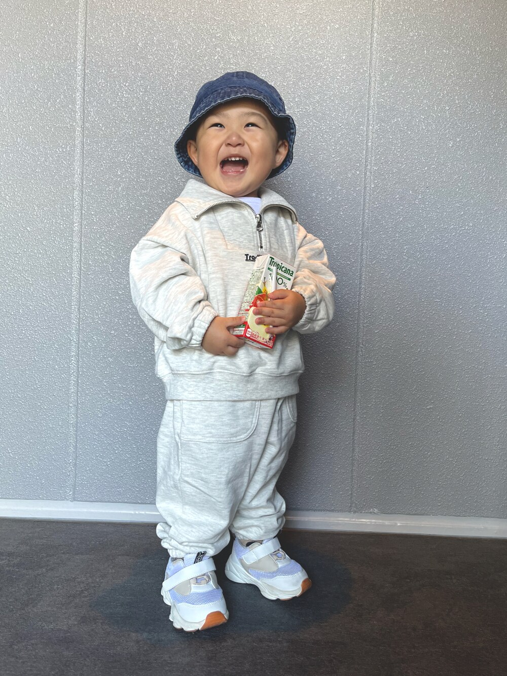 ベージュ系のスウェット、ベージュ系のその他パンツを着用したキッズの冬コーディネートの2枚目の写真