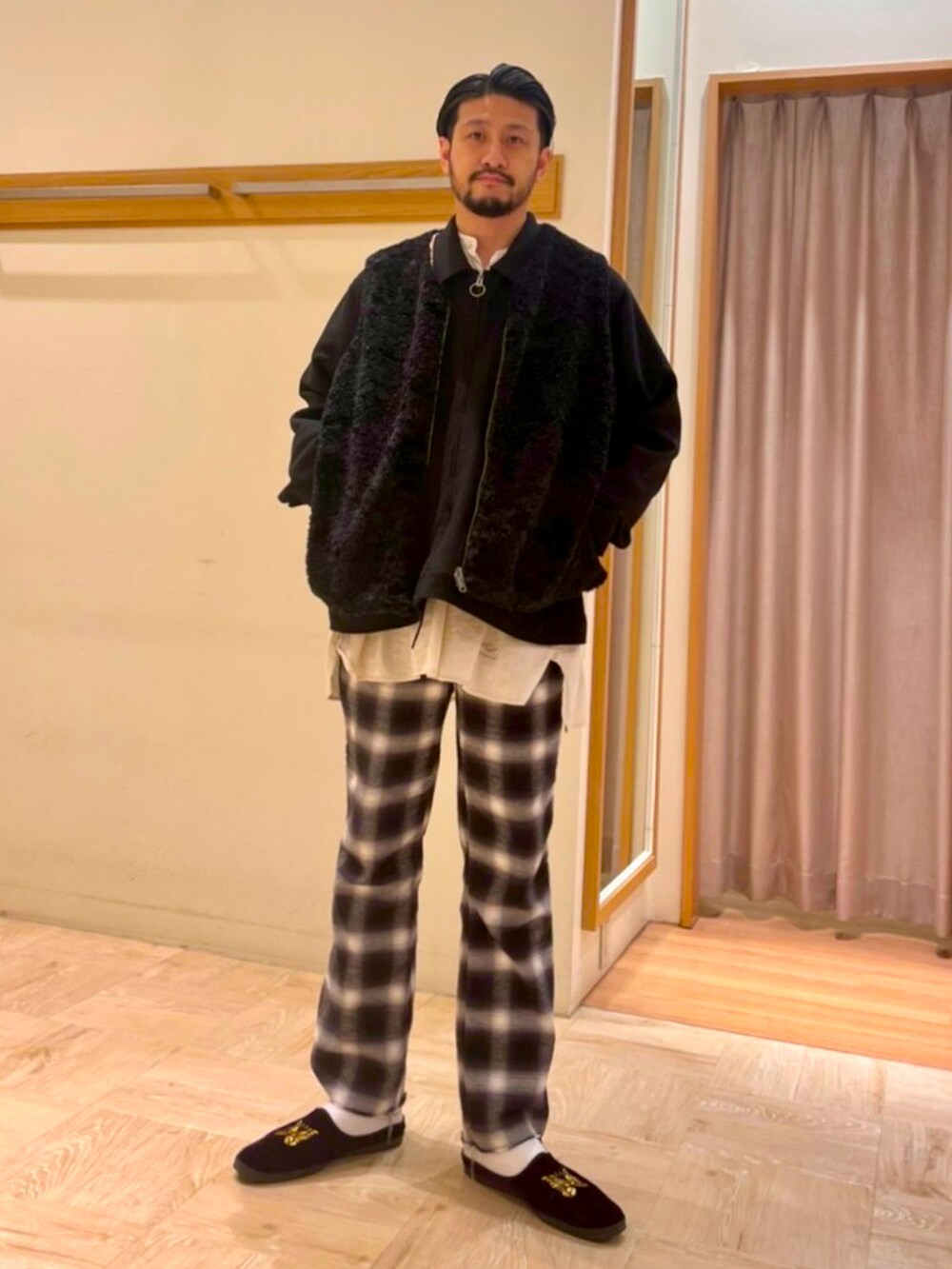 ブラック系のベスト、ブラック系のその他パンツを着用したメンズの冬コーディネートの2枚目の写真