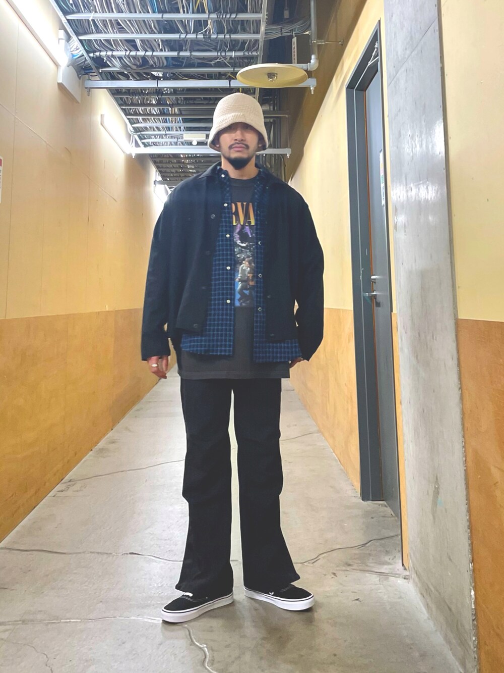 ブラック系のその他パンツ、ブラック系のTシャツ/カットソー、ブルー系のシャツ/ブラウスを着用したメンズの春コーディネートの3枚目の写真