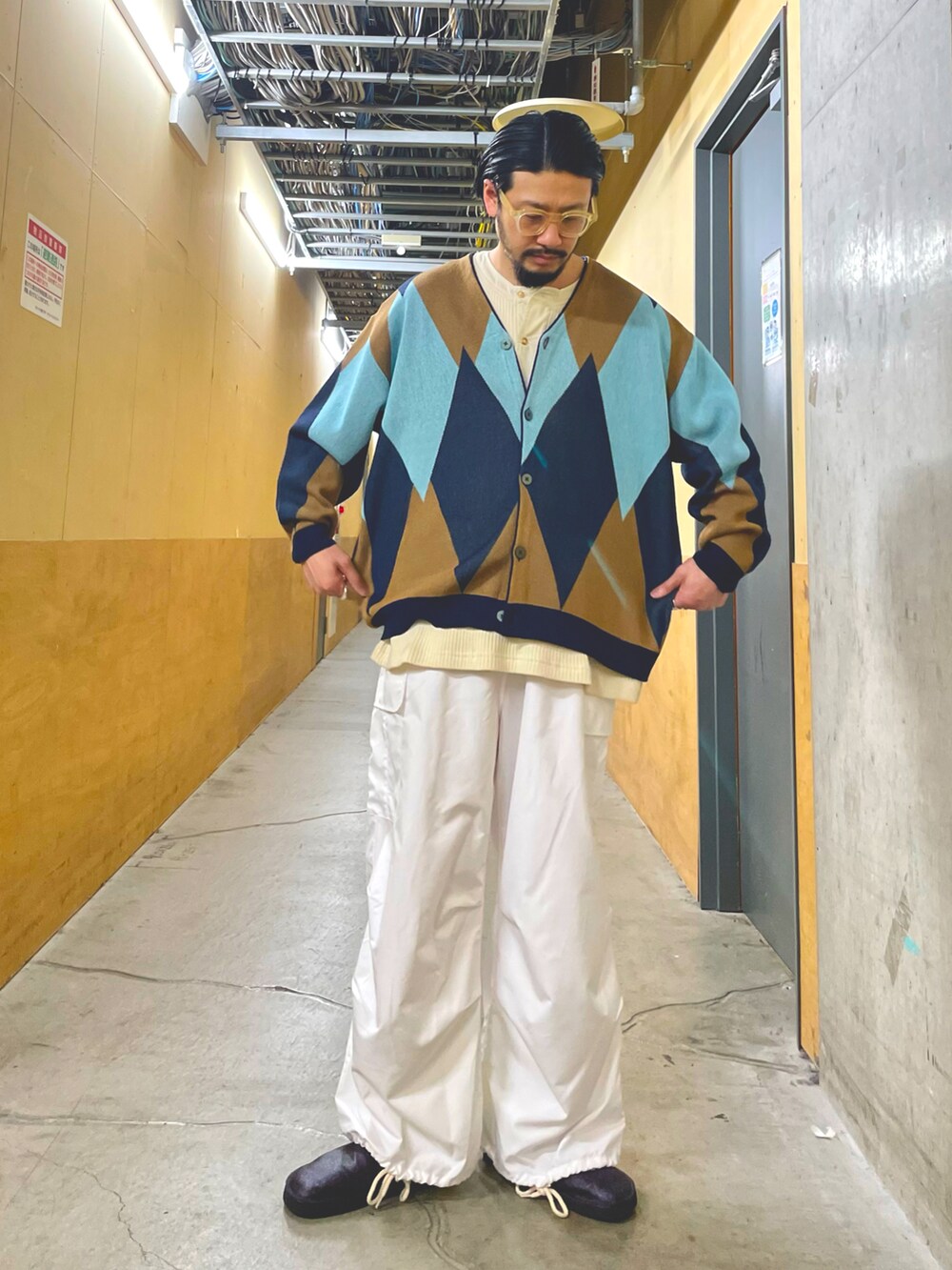 「カーディガン、アーガイル柄、休日コーデ、オトナカジュアル、大人コーデ、カーゴパンツ、古着MIX、ラフ、レイヤードスタイル、ビッグシルエット、おしゃれさんと繋がりたい、春コーデ、ホワイトパンツ、サンダル、きれいめカジュアル」｜「GLOSTERの【GLOSTER/グロスター】ミックスパターン ルーズフィットカーディガン（カーディガン/ボレロ、ブルー系）」を使った、MURAYAMAさん（メンズ・172cm）の春コーディネートの2枚目の写真