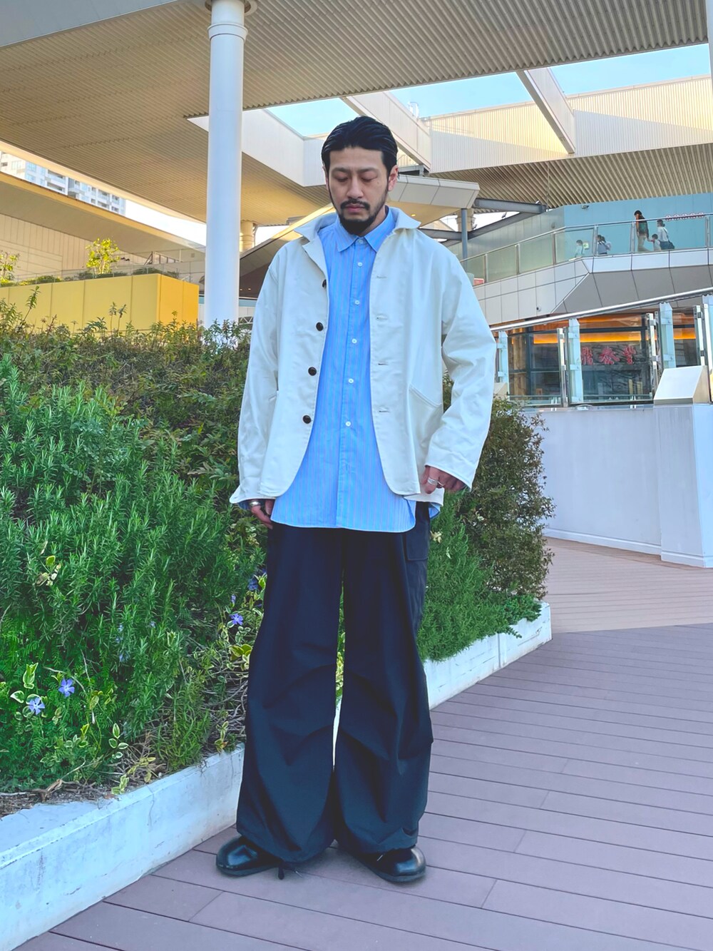 「春、アウター、ブルゾン、オトナカジュアル、シャツスタイル、ストライプシャツ、春アウター、カーゴパンツ、きれいめカジュアル、お洒落さんとつながりたい、大人カジュアル、春服みてみて、ootd、FREDY&GLOSTER、ワイドパンツ」｜「GLOSTERの【GLOSTER/グロスター】M65 ワイドカーゴパンツ スノーカモ 裾ドローコード ミリタリー MILITARY（カーゴパンツ、ブラック系）」を使った、MURAYAMAさん（メンズ・172cm）の春コーディネートの2枚目の写真