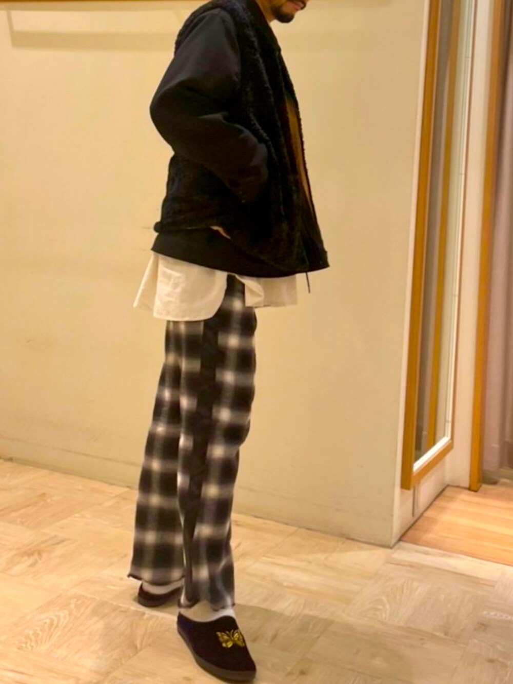 ブラック系のベスト、ブラック系のその他パンツを着用したメンズの冬コーディネートの4枚目の写真