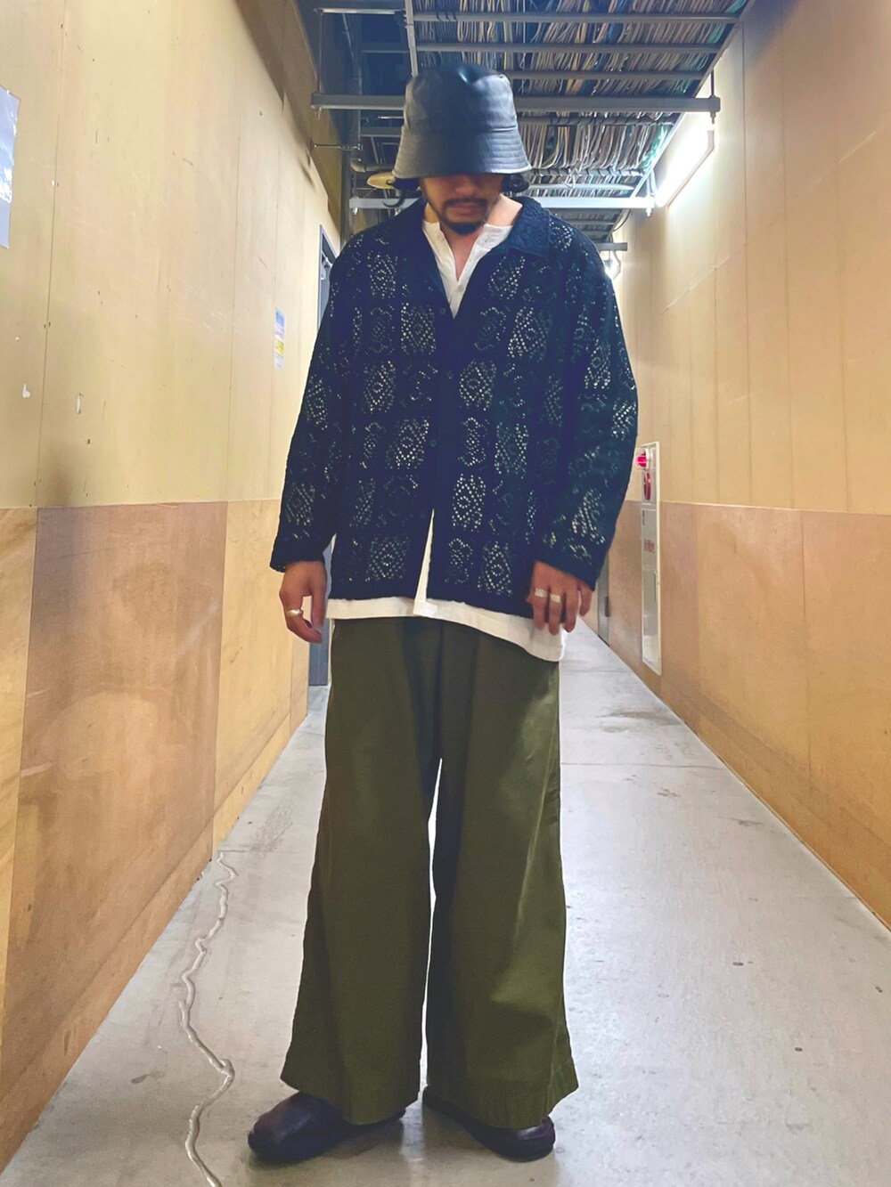 ブラック系のシャツ/ブラウス、ブラック系のナイロンジャケット、ホワイト系のソックス/靴下を着用したメンズの秋コーディネートの2枚目の写真