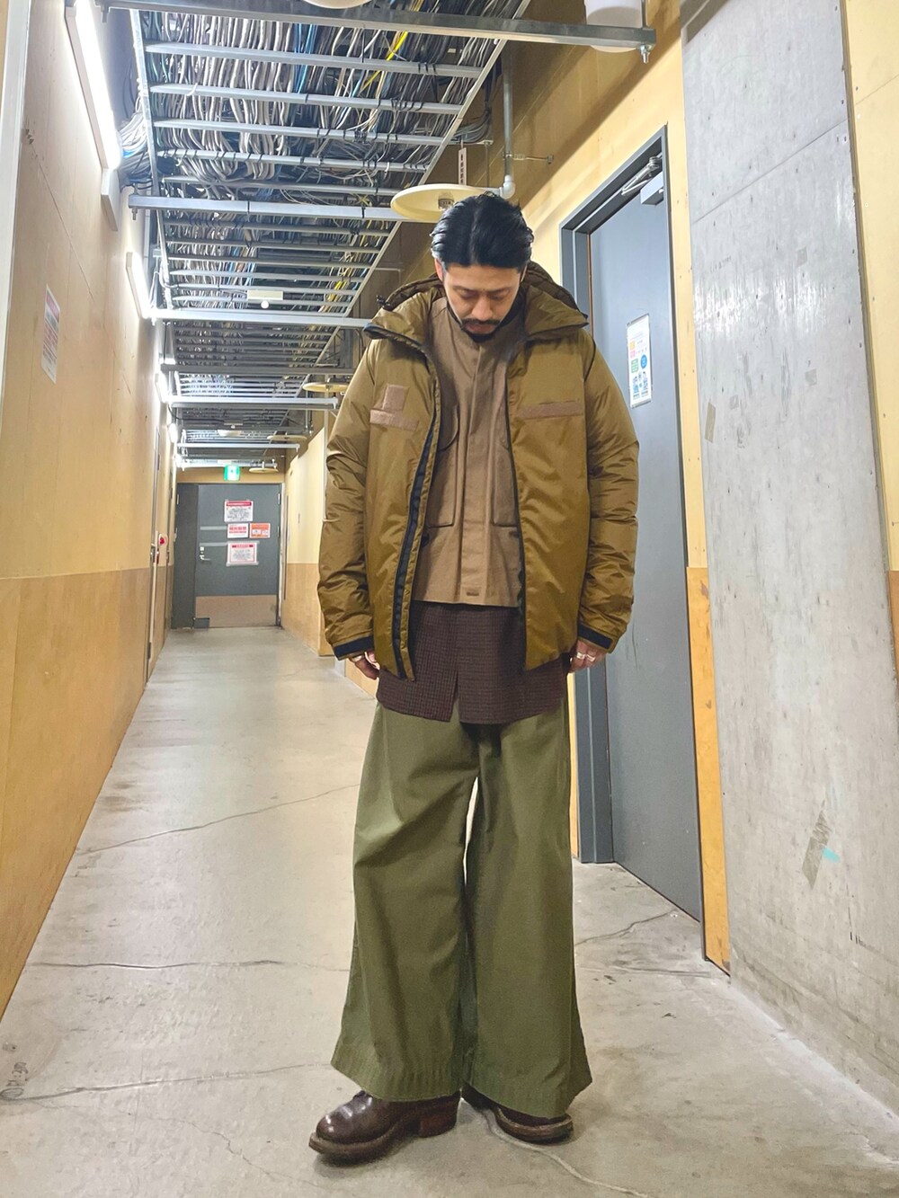 ベージュ系のダウンジャケット/コートを着用したメンズの冬コーディネートの2枚目の写真
