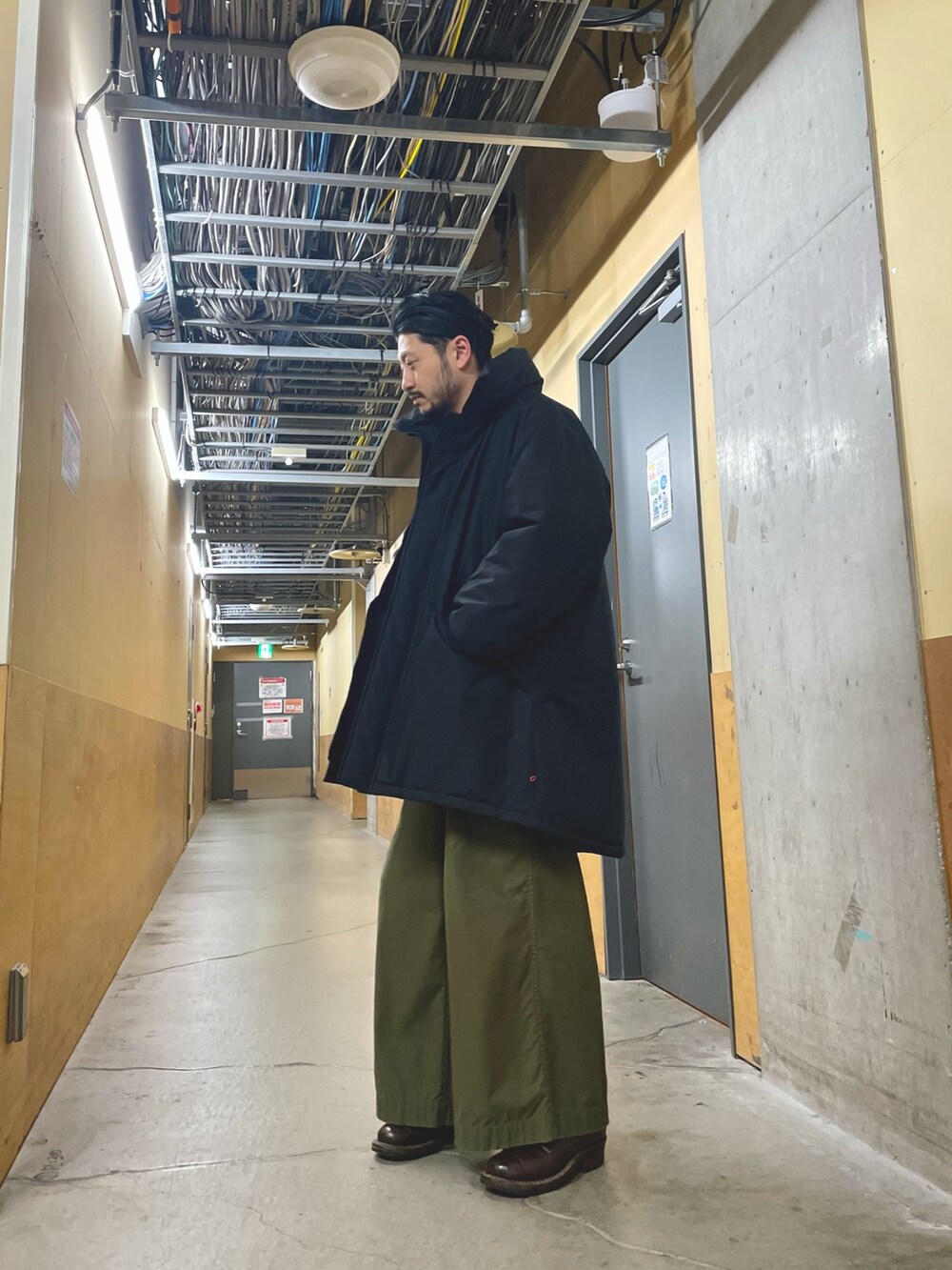 「franklinclimbing、ボアベスト、ブーツ、オーバーサイズ、ビッグシルエット、レイヤードスタイル、冬コーデ、冬、ゆるコーデ、FREDY&GLOSTER、おしゃれさんと繋がりたい、ootd、休日スタイル、大人カジュアル、着回しコーデ」｜「Franklin Climbingの【Franklin Climbing/フランクリンクライミング】モンスターパーカー（ミリタリージャケット、ブラック系）」を使った、MURAYAMAさん（メンズ・172cm）の冬コーディネートの2枚目の写真