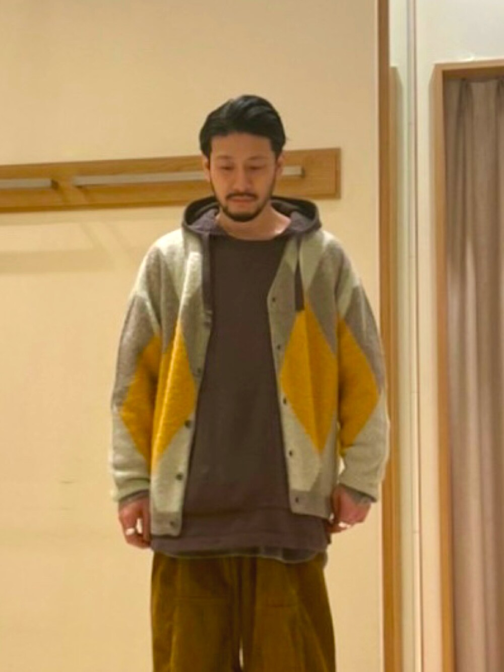 ブラック系のサンダル、グレー系のカーディガン/ボレロ、グレー系のパーカーを着用したメンズの冬コーディネートの2枚目の写真