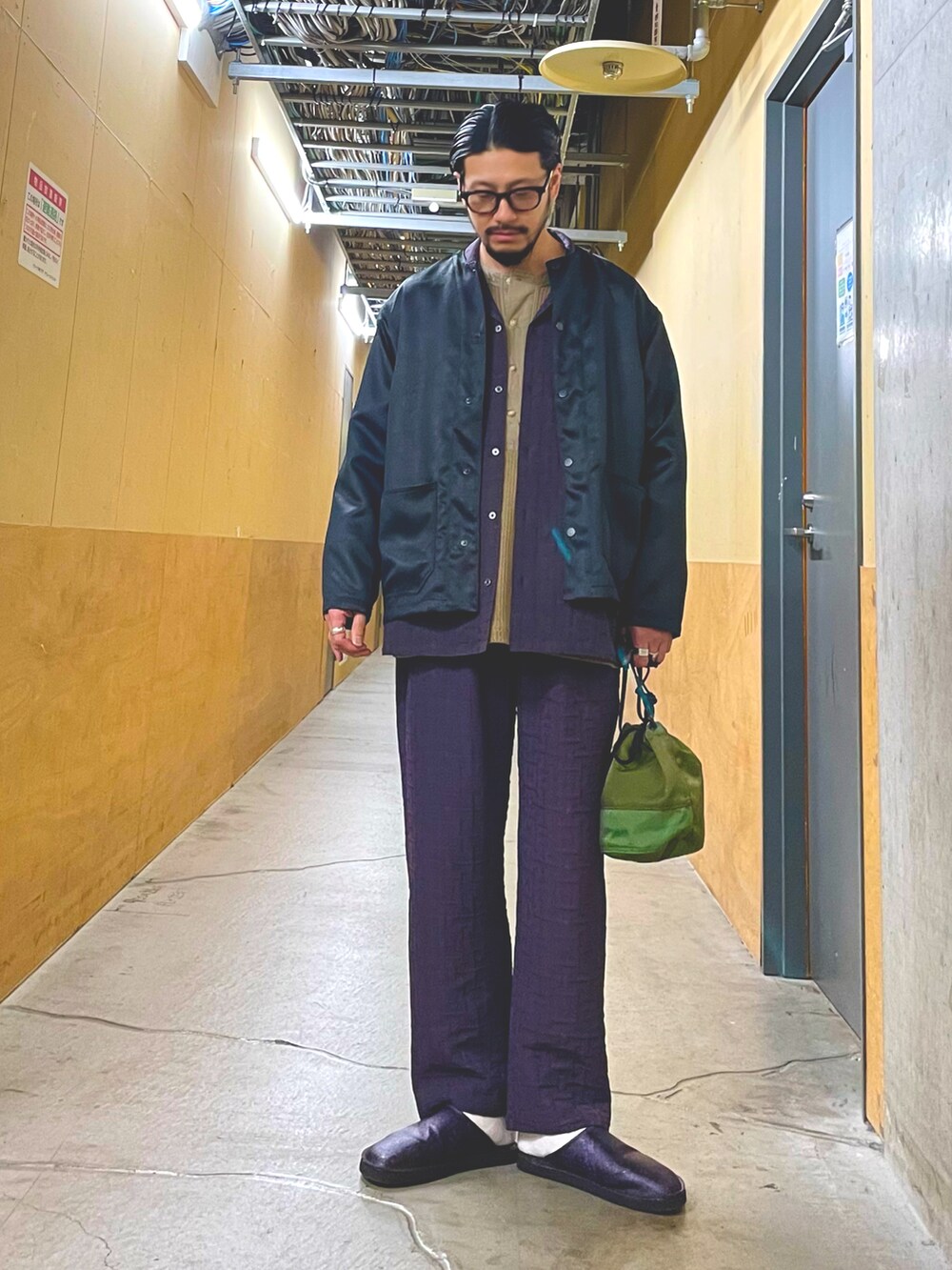 「いまどきジャケット写真、春、春コーデ、春服みてみて、休日スタイル、メガネ男子、セットアップ、レイヤードスタイル、カジュアルコーデ、オトナカジュアル、大人カジュアル、シンプルコーデ、ゆるコーデ、パープル、ootd」｜「GLOSTERの【GLOSTER/グロスター】フェイクレザーノーカラージャケット（ブルゾン、ブラック系）」を使った、MURAYAMAさん（メンズ・172cm）の春コーディネートの2枚目の写真