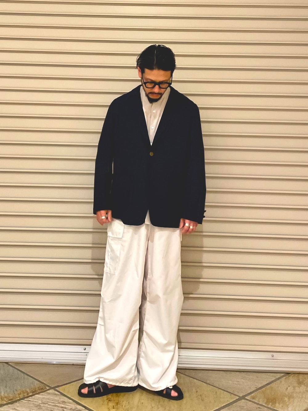 ブルー系のテーラードジャケット、ホワイト系のシャツ/ブラウス、ホワイト系のカーゴパンツを着用したメンズの春コーディネートの3枚目の写真