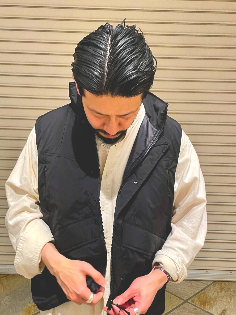 「ビッグシルエット、ベスト、休日スタイル、大人カジュアル、ゆるコーデ、ワントーンコーデ、春コーデ、春アウター、大人コーデ、オトナカジュアル、リラックススタイル、ミリタリー、今日のコーデ、ブラック、お洒落さんとつながりたい」｜「GLOSTERの【GLOSTER/グロスター】モンスターベスト MILITARY ミリタリー パフベスト（ベスト、ブラック系）」を使った、MURAYAMAさん（メンズ・172cm）の春コーディネートの3枚目の写真