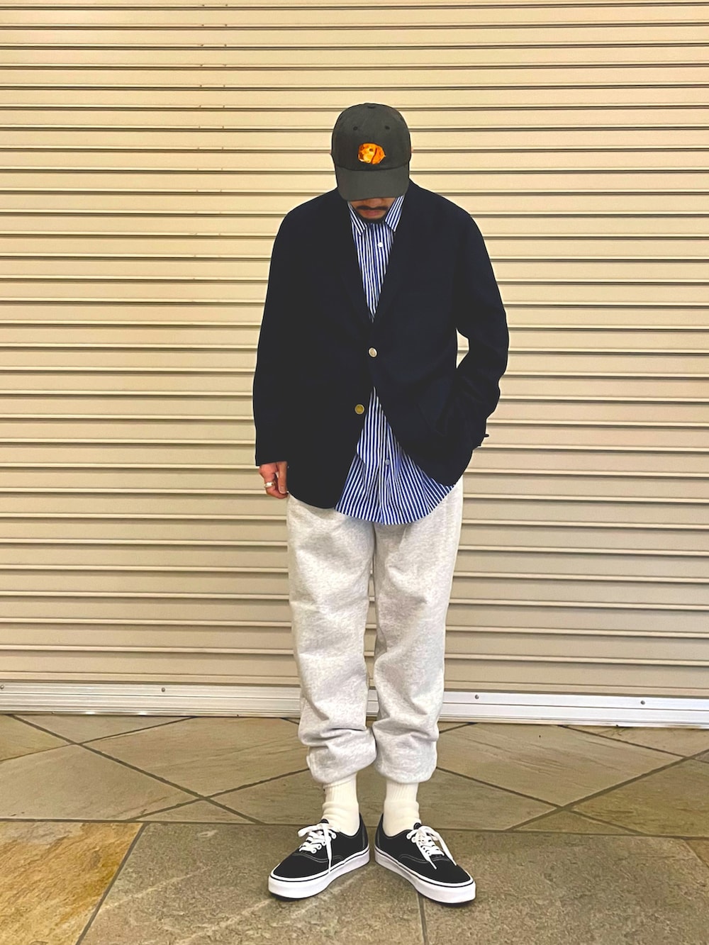 「いまどきジャケット写真、ジャケット、スウェット、スエットパンツ、紺ブレ、紺ブレザー、キャップ、春服みてみて、お洒落さんとつながりたい、オトナカジュアル、大人カジュアル、春コーデ、スニーカー、ラフ、シャツスタイル」｜「GLOSTERの【GLOSTER/グロスター】ヘビーウェイト スウェットパンツ リブ バックポケット付き（その他パンツ、グレー系）」を使った、MURAYAMAさん（メンズ・172cm）の春コーディネートの2枚目の写真