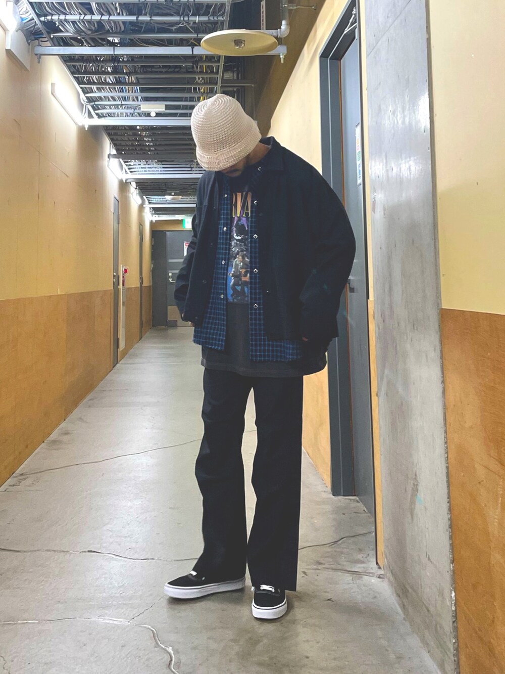 ブラック系のその他パンツ、ブラック系のTシャツ/カットソー、ブルー系のシャツ/ブラウスを着用したメンズの春コーディネートの2枚目の写真