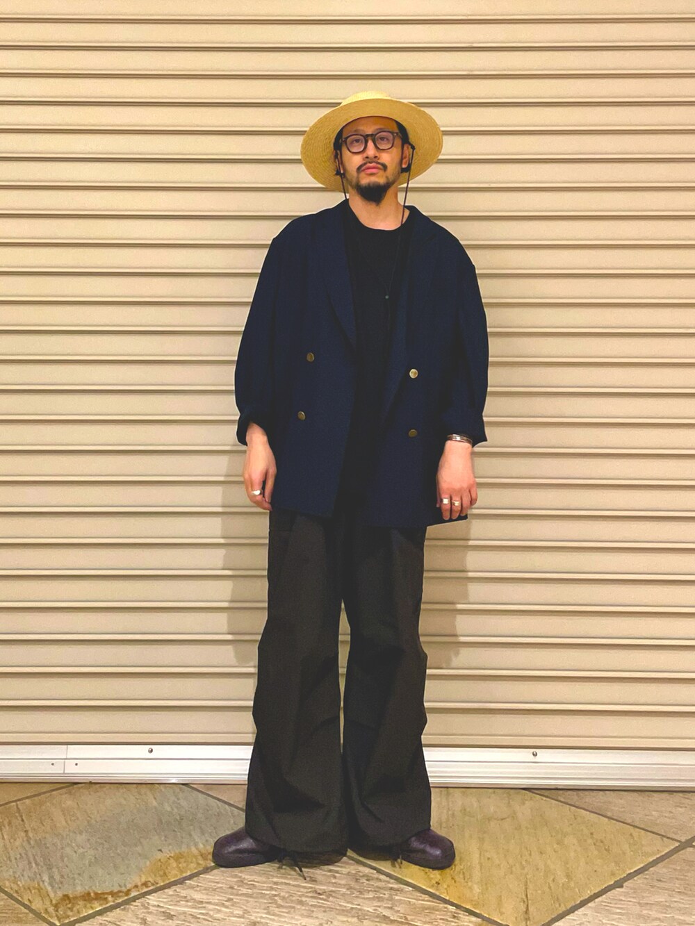 「いまどきジャケット写真、きれいめカジュアル、ジャケット、紺ブレ、大人カジュアル、ハット、ブラック、休日スタイル、今日のコーデ、ootd、春コーデ、ゆるコーデ、カーゴパンツ、メガネ男子、オーバーサイズ」｜「GLOSTERの【GLOSTER/グロスター】ベトナム刺繍Tシャツ スーベニア ベトジャン ミリタリー ポケT（Tシャツ/カットソー、ブラック系）」を使った、MURAYAMAさん（メンズ・172cm）の春コーディネートの2枚目の写真