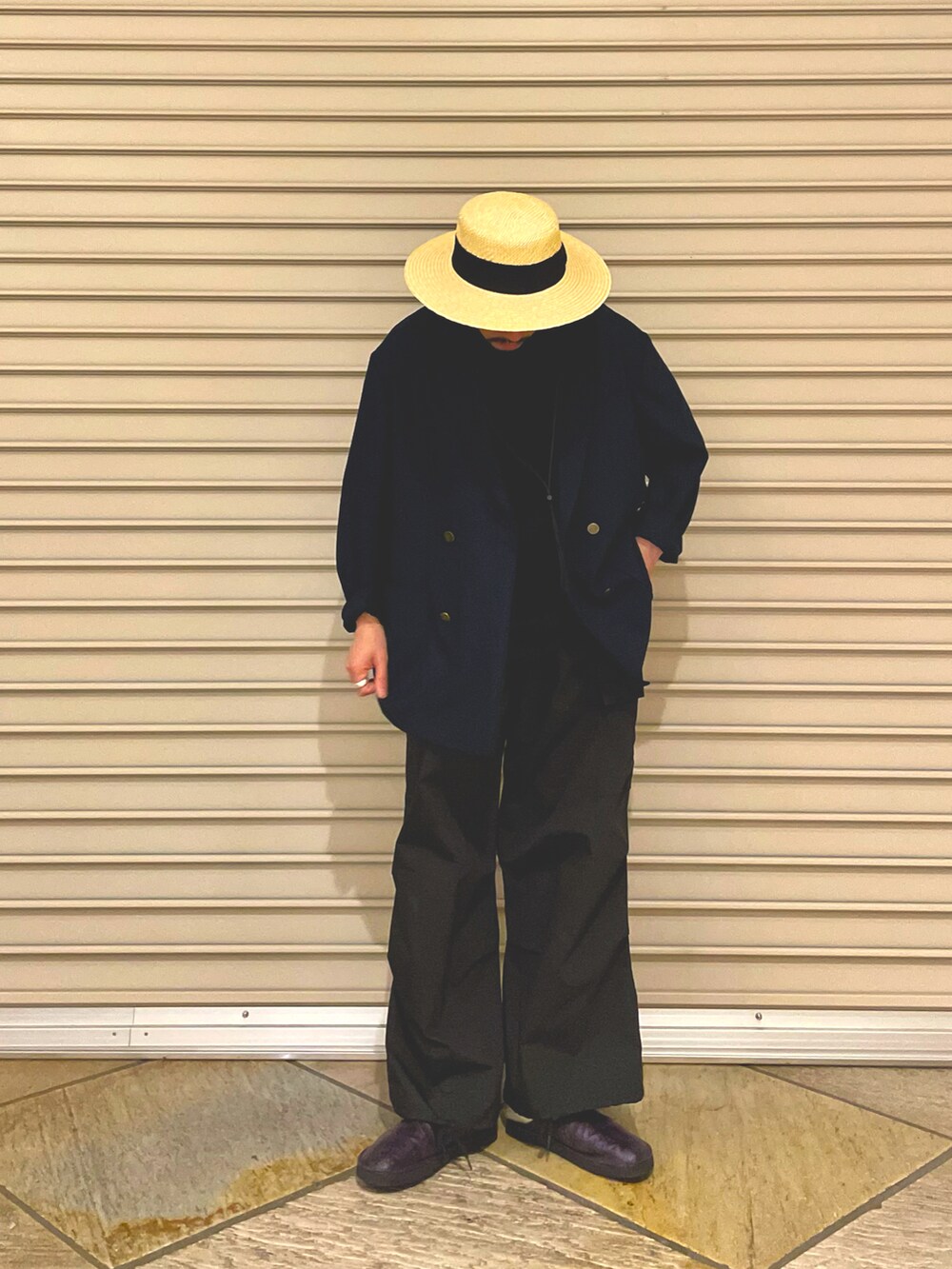 「いまどきジャケット写真、きれいめカジュアル、ジャケット、紺ブレ、大人カジュアル、ハット、ブラック、休日スタイル、今日のコーデ、ootd、春コーデ、ゆるコーデ、カーゴパンツ、メガネ男子、オーバーサイズ」｜「GLOSTERの【GLOSTER/グロスター】ベトナム刺繍Tシャツ スーベニア ベトジャン ミリタリー ポケT（Tシャツ/カットソー、ブラック系）」を使った、MURAYAMAさん（メンズ・172cm）の春コーディネートの3枚目の写真