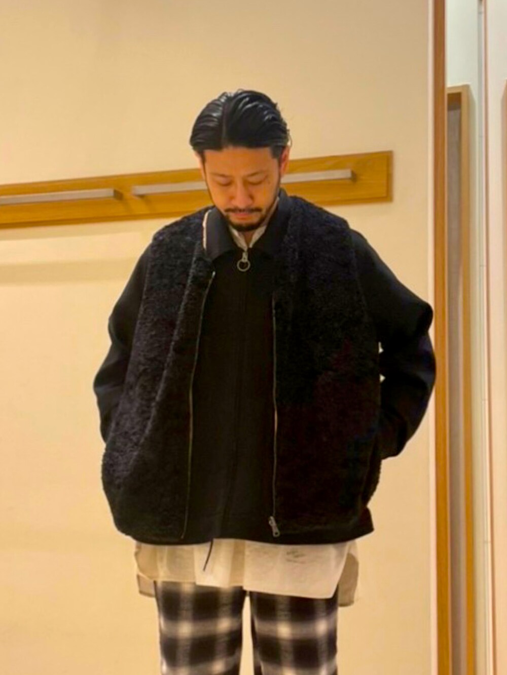 ブラック系のベスト、ブラック系のその他パンツを着用したメンズの冬コーディネートの3枚目の写真