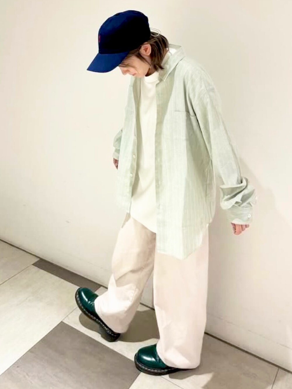 ベージュ系のチノパンツ、ホワイト系のTシャツ/カットソー、グリーン系のシャツ/ブラウスを着用したレディースの夏コーディネートの2枚目の写真