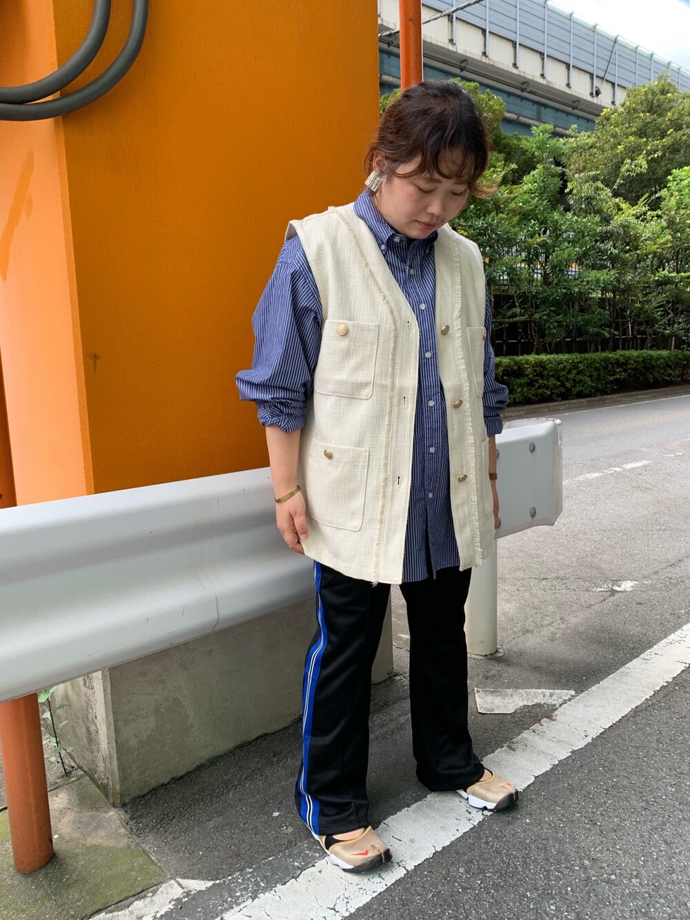 ホワイト系のベスト、ブラック系のその他パンツ、ブルー系のシャツ/ブラウスを着用したレディースの冬コーディネートの3枚目の写真