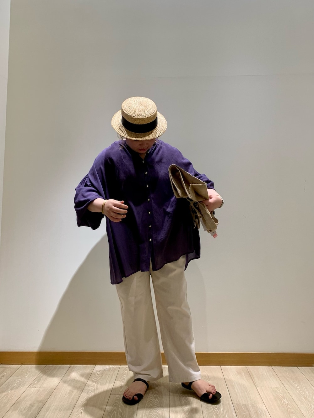 パープル系のシャツ/ブラウス、ホワイト系のその他パンツ、ブラック系のトートバッグを着用したレディースの夏コーディネートの5枚目の写真