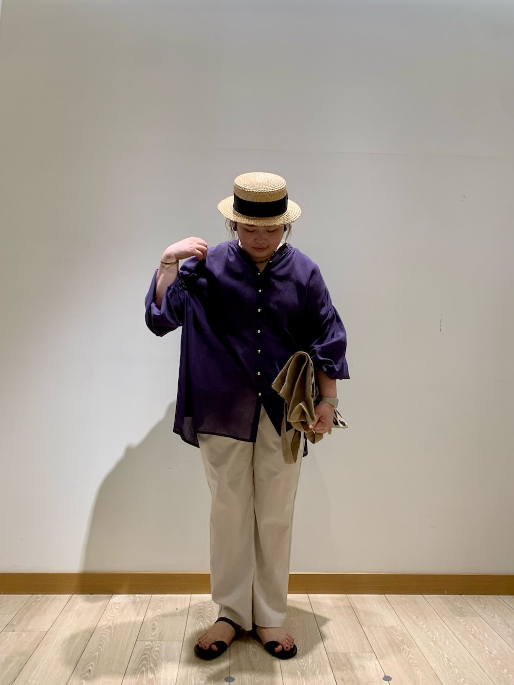 パープル系のシャツ/ブラウス、ホワイト系のその他パンツ、ブラック系のトートバッグを着用したレディースの夏コーディネートの2枚目の写真