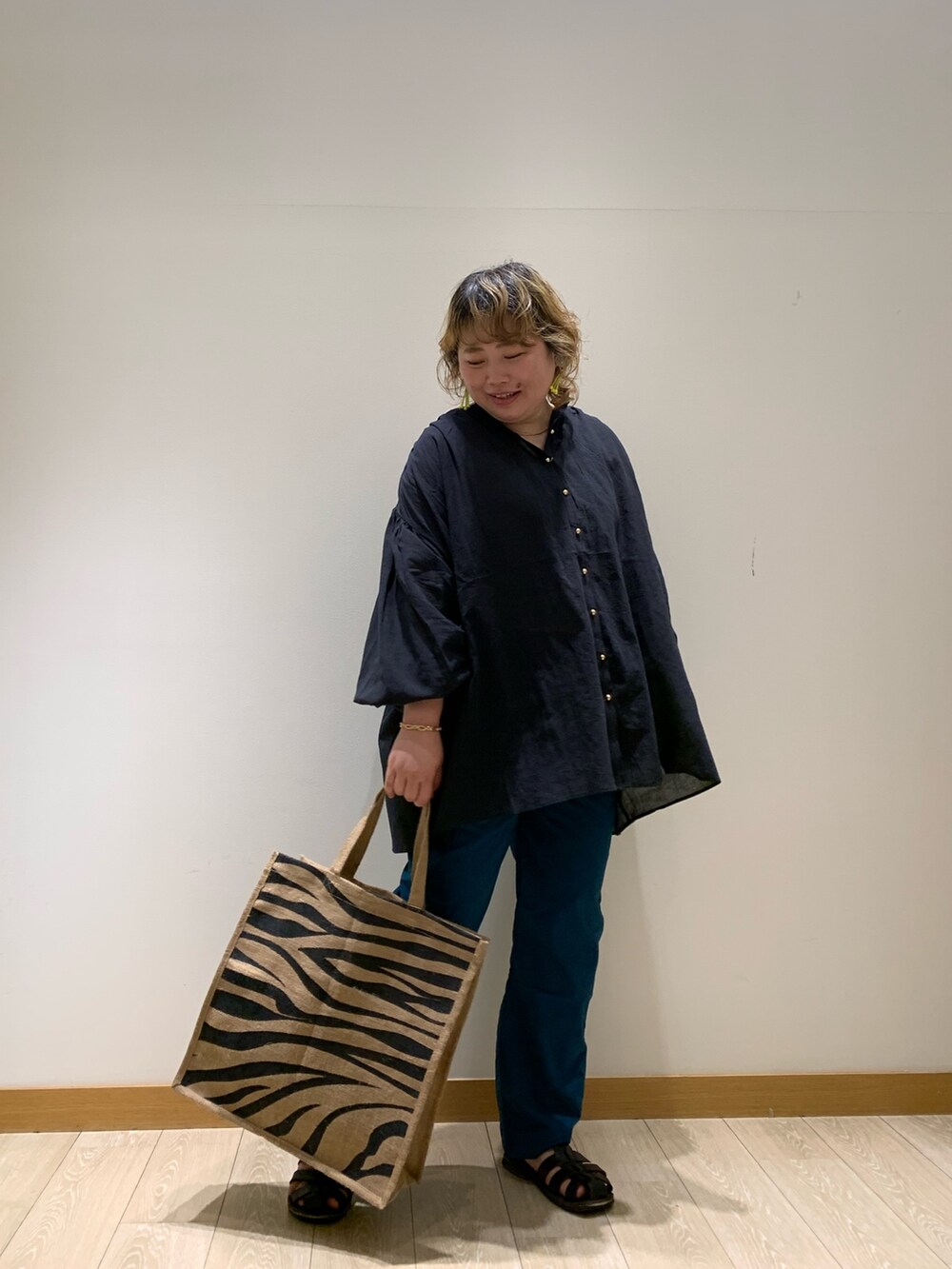 ブラック系のシャツ/ブラウス、グリーン系のその他パンツ、ブラック系のトートバッグを着用したレディースの春コーディネートの3枚目の写真