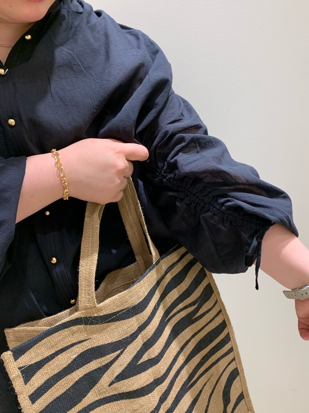 ブラック系のシャツ/ブラウス、グリーン系のその他パンツ、ブラック系のトートバッグを着用したレディースの春コーディネートの4枚目の写真