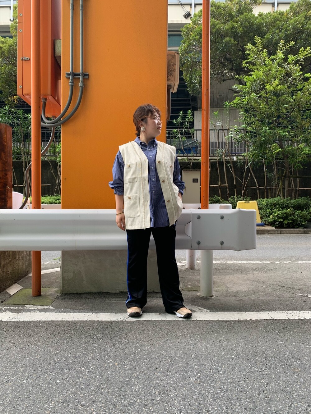 ホワイト系のベスト、ブラック系のその他パンツ、ブルー系のシャツ/ブラウスを着用したレディースの冬コーディネートの2枚目の写真