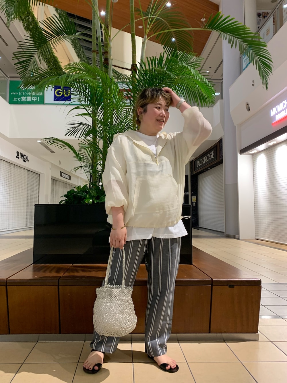 ホワイト系のブルゾン、ホワイト系のTシャツ/カットソー、ブラック系のその他パンツを着用したレディースの春コーディネートの3枚目の写真