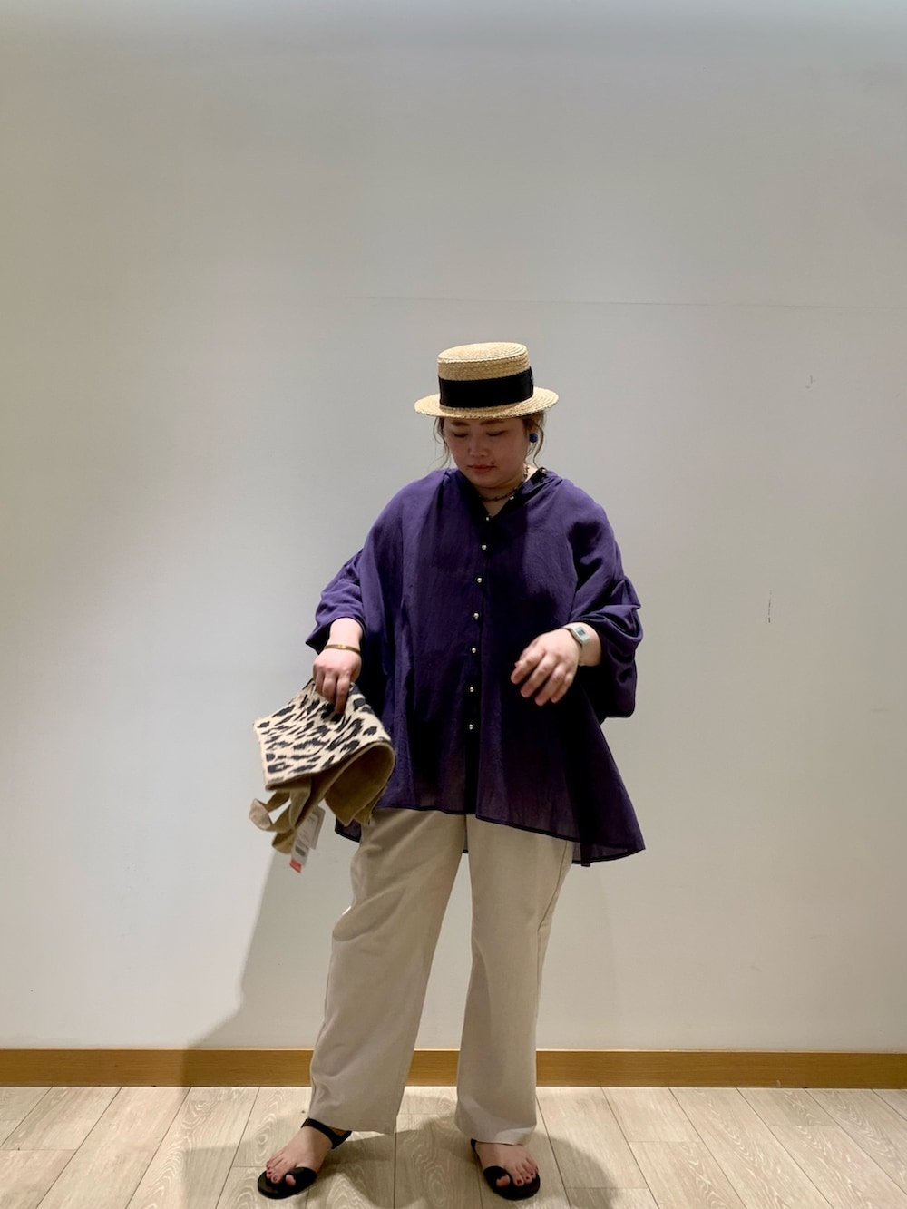 パープル系のシャツ/ブラウス、ホワイト系のその他パンツ、ブラック系のトートバッグを着用したレディースの夏コーディネートの4枚目の写真