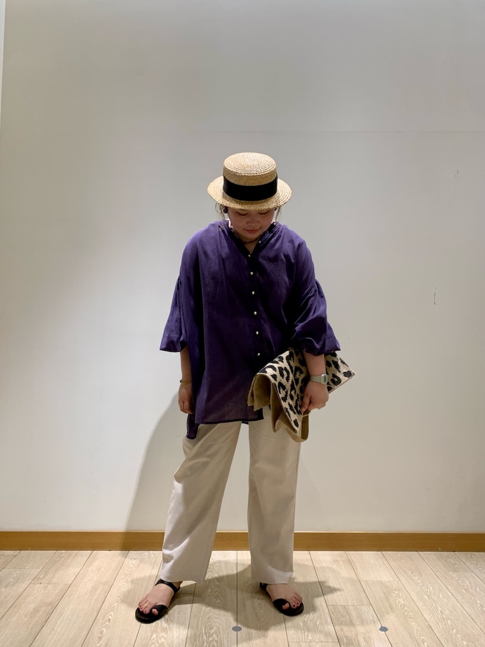 パープル系のシャツ/ブラウス、ホワイト系のその他パンツ、ブラック系のトートバッグを着用したレディースの夏コーディネートの3枚目の写真