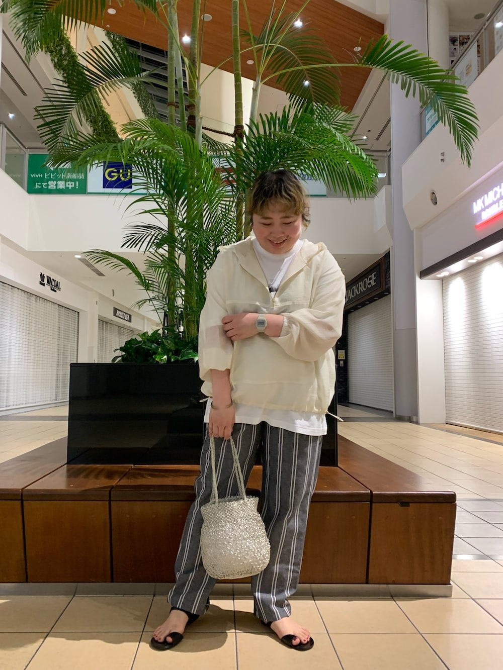 ホワイト系のブルゾン、ホワイト系のTシャツ/カットソー、ブラック系のその他パンツを着用したレディースの春コーディネートの2枚目の写真