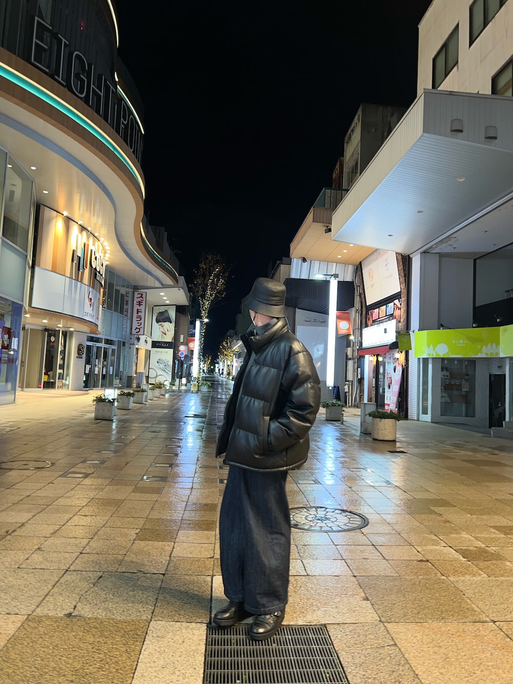 ブラック系のローファー、ブルー系のデニムパンツ、ブラック系のダウンジャケット/コートを着用したメンズの冬コーディネートの2枚目の写真