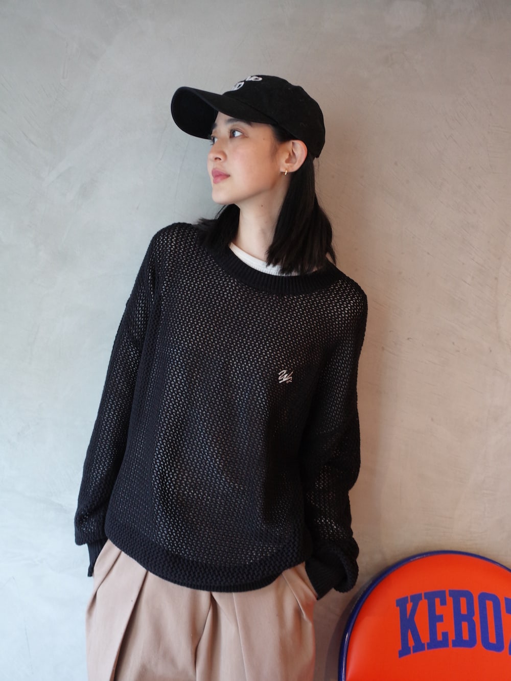 ブラック系のニット/セーターを着用したレディースの夏コーディネートの2枚目の写真