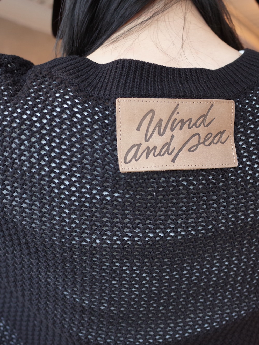 ブラック系のニット/セーターを着用したレディースの夏コーディネートの3枚目の写真