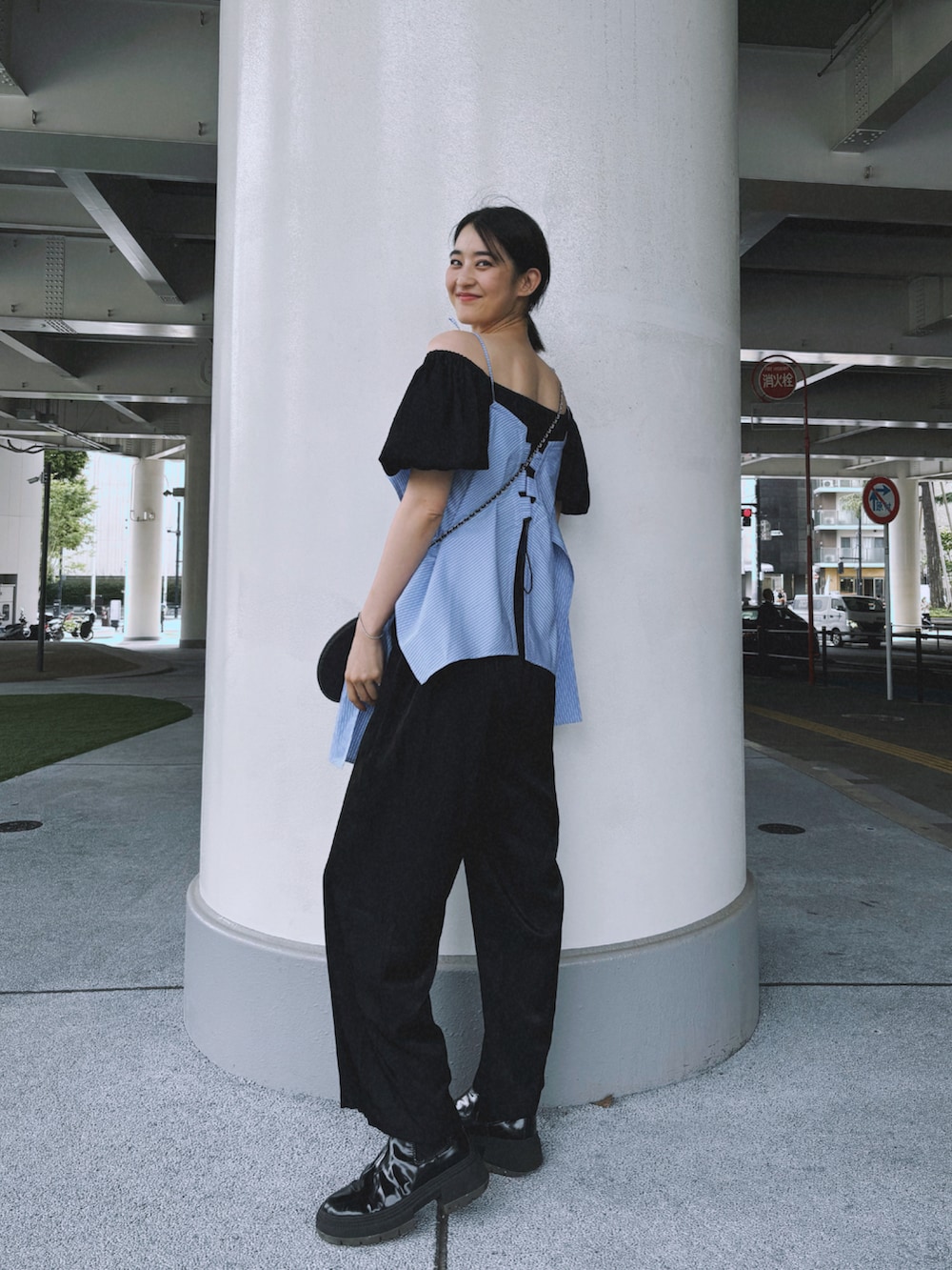 ブラック系のつなぎ/オールインワン、ブラック系のブーツ、ブルー系のその他トップスを着用したレディースの春コーディネートの2枚目の写真