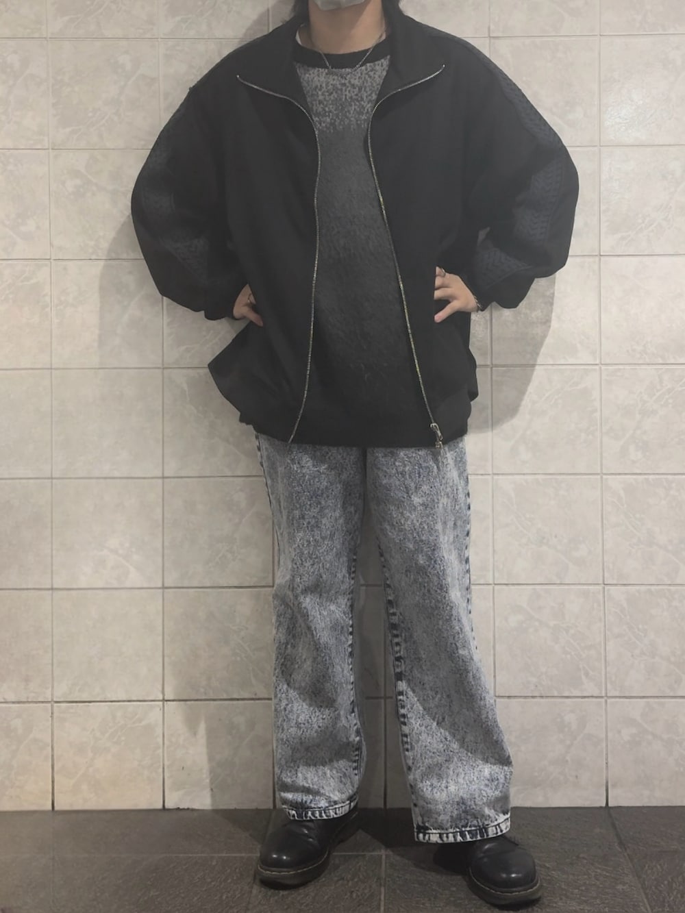 ブルー系のデニムパンツ、ブラック系のブルゾン、ブラック系のニット/セーターを着用したメンズの冬コーディネートの2枚目の写真